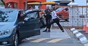 Situasi tegang di kawasan parkir Masjid Selat Melaka ketika berlaku pertikaian antara seorang lelaki dan pengawal keselamatan berhubung isu pakaian isterinya yang tidak menutup aurat.