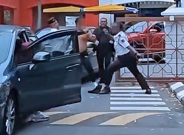 Situasi tegang di kawasan parkir Masjid Selat Melaka ketika berlaku pertikaian antara seorang lelaki dan pengawal keselamatan berhubung isu pakaian isterinya yang tidak menutup aurat.