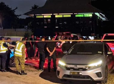 Anggota polis dan forensik sedang menjalankan siasatan di luar sebuah rumah kampung di Juru pada waktu malam selepas penemuan mayat dua beranak, disyaki dibunuh.