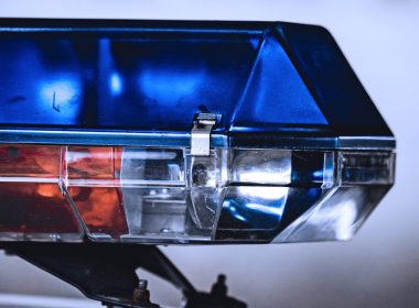 Lampu amaran biru-merah pada kenderaan polis Malaysia, simbol operasi keselamatan.
