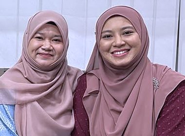 Fadhlina Sidek bersama Juwairiya Zulkifli duduk bersebelahan sambil tersenyum, menggambarkan kesepakatan dalam isu tanggungjawab dan keselamatan pelajar di sekolah.