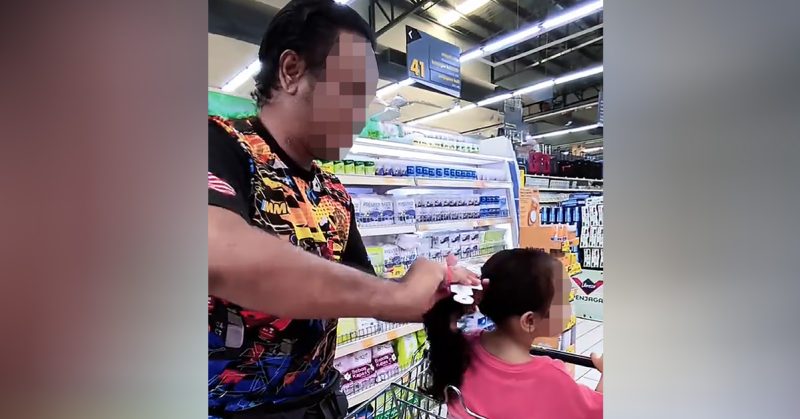 Seorang lelaki dirakam menyikat rambut anaknya menggunakan sikat yang dipamerkan di sebuah pasar raya, mencetuskan kontroversi isu kebersihan produk.