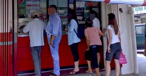 Orang ramai beratur di kaunter kedai loteri di Selangor, berkaitan isu PAS Selangor pusat judi.