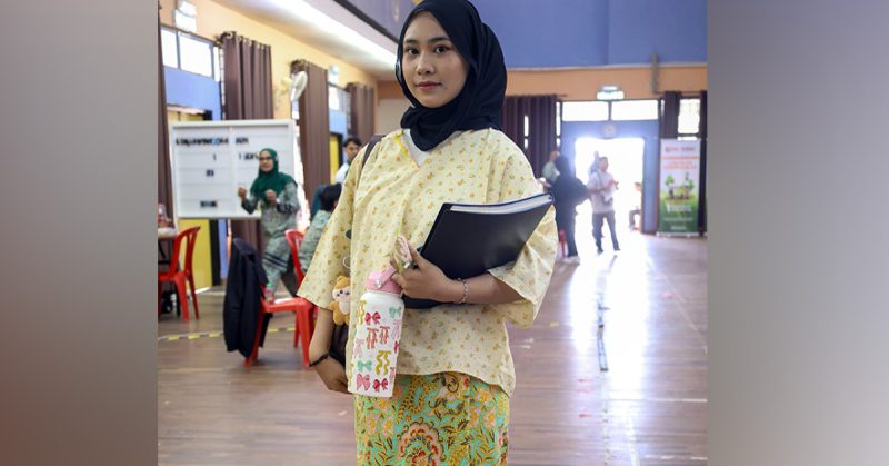 Nur Qaireena Abdul Rahman mengenakan baju kurung Kedah semasa pendaftaran pelajar baharu di Universiti Putra Malaysia.