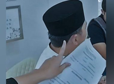 Wanita bersama anak menyerahkan surat saman kepada bekas suami di majlis akad nikah.