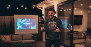 Gambaran seorang influencer yang sedang membuat live TikTok.