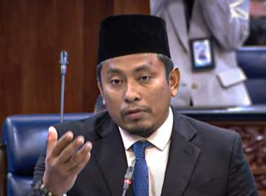 Ahmad Fadhli Shaari tarik balik pujian terhadap Perdana Menteri mengenai isu penghidangan arak di sekolah.