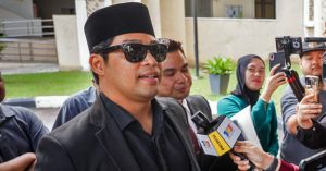 Kamal Adli di Mahkamah Syariah Wilayah Persekutuan ketika prosiding kes perceraian bersama Uqasha Senrose.