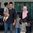 Gambar seorang lelaki bersama anak-anak dan isteri.
