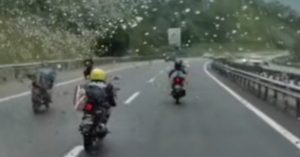 Video tular aksi berbahaya lima remaja yang menghalang laluan ambulans.