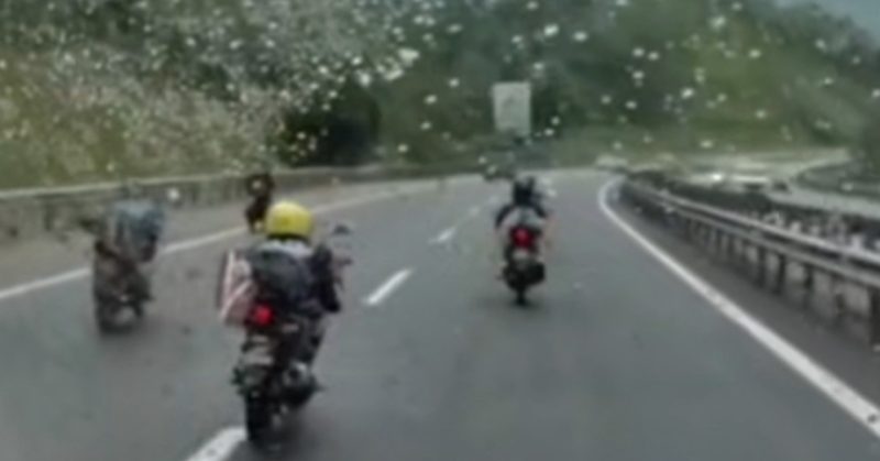 Video tular aksi berbahaya lima remaja yang menghalang laluan ambulans.