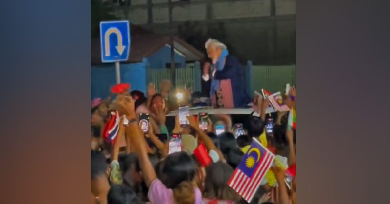 Rakyat Timor-Leste mengibarkan bendera Malaysia semasa menyambut kepulangan Xanana Gusmao.