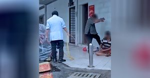 AmBank mohon maaf selepas video tular insiden gelandangan disiram air di cawangan Taman Maluri, tegaskan tiada siapa patut dilayan sebegitu.