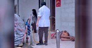 Video tular gelandangan disiram air dan ditendang kerana tidur di kaki lima cetus kemarahan netizen.