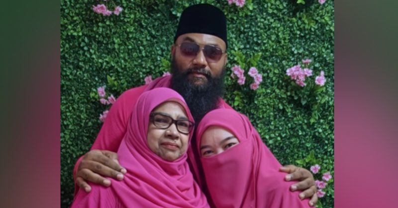 Mikhael bergambar bersama ibu dan isteri.