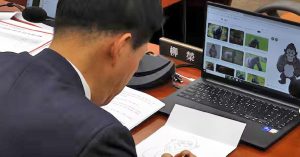 Ahli Parlimen Korea Selatan Yoo Young-ha memohon maaf selepas ‘kantoi’ melukis gorila semasa sesi audit di Parlimen.