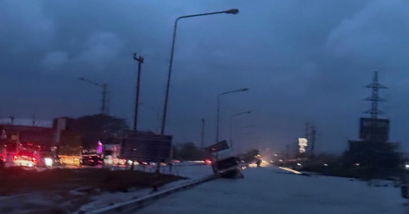 Gambar yang merakamkan situasi banjir di Hatyai.