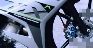 Gambar menunjukkan brek cakera motosikal yang memaparkan imej lucah.