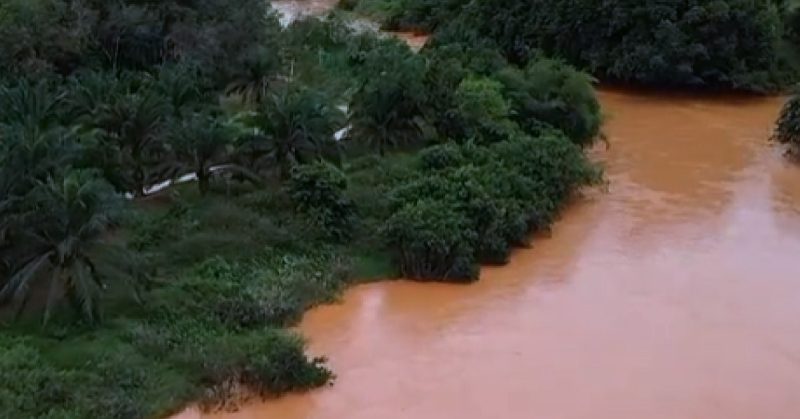 Warga emas ditemukan maut dalam perahu sele[as menarik lembu ke tebing di Jambatan Kampung Limau Kasturi, Gua Musang.