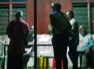 Pegawai agama dan penduduk kampung menahan pasangan warga emas dalam operasi serbuan di Lubok China.