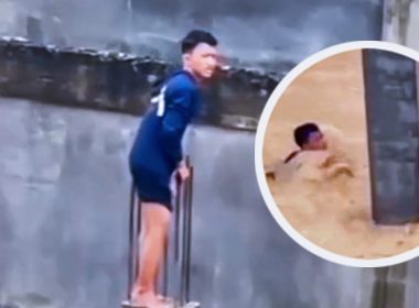 Seorang lelaki berpaut pada tiang konkrit semasa banjir besar di Aceh, diselamatkan selepas tujuh jam.