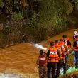 Operasi SAR mencari abang kanak-kanak 12 tahun yang hanyut dibawa arus deras.