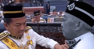 Mohd Shahar Abdullah bersama Bung Mokhtar semasa di dalam Parlimen.