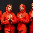 Pramugari AirAsia mengenakan seragam merah bersama hijab
