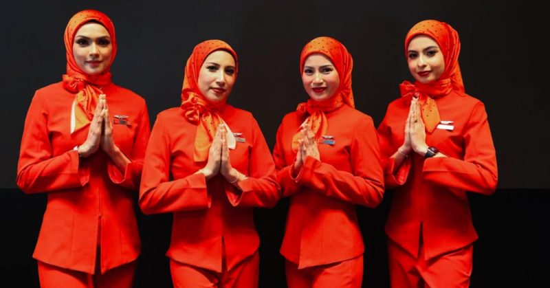 Pramugari AirAsia mengenakan seragam merah bersama hijab