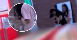 Video tular menunjukkan seorang wanita membiarkan anaknya buang air kecil di tong sampah di sebuah pasar raya.