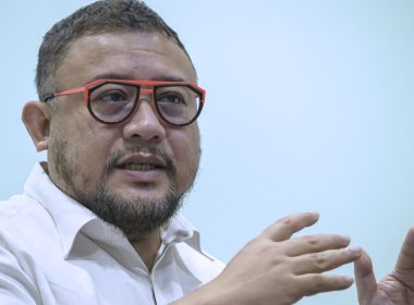 Afdlin Shauki, Ketua Cabang PKR Setiawangsa, menyampaikan kenyataan berhubung isu sensitiviti dalam politik Malaysia