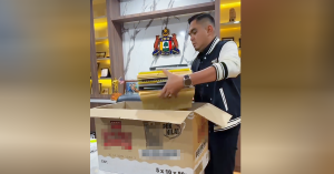 Datuk Dr Muhamad Akmal Saleh mengemas barangan di pejabat Exco Kerajaan Negeri Melaka selepas mengumumkan peletakan jawatan.