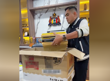 Datuk Dr Muhamad Akmal Saleh mengemas barangan di pejabat Exco Kerajaan Negeri Melaka selepas mengumumkan peletakan jawatan.