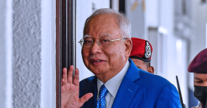 Najib mengaku RM42 juta bukan derma Arab Saudi di Mahkamah Tinggi.