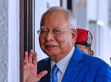 Najib mengaku RM42 juta bukan derma Arab Saudi di Mahkamah Tinggi.