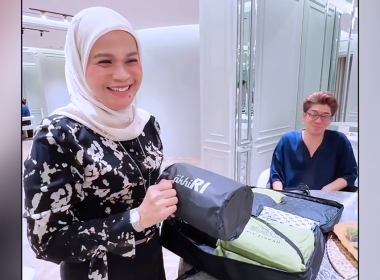 Haliza Maysuri menunjukkan set kain kafan RM999 berjenama sebagai persediaan akhir hayat.