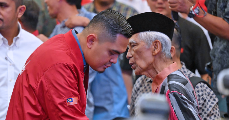 Ketua Pemuda UMNO Datuk Dr Muhamad Akmal Saleh berucap mengenai penyatuan Melayu UMNO PAS di konvensyen parti.