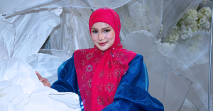 Elly Mazlein kini tampil bertudung dan anggun.