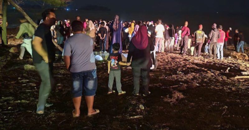 Anggota penyelamat membawa jasad Mohd Fazir Shafie yang ditemui selepas insiden lemas di Pantai Sura Tengah, Dungun