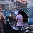 Lelaki Machang, Kelantan berjalan di Tokyo dengan kain pelikat dan T-shirt, membawa plastik runcit, gaya santai kampung.