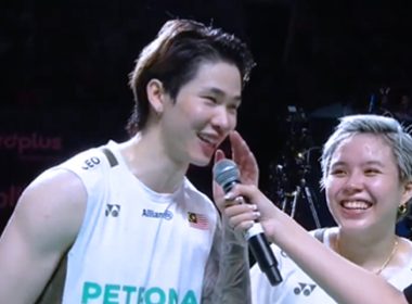 Tang Jie dan Ee Wei tersenyum semasa ditemubual selepas menjuarai Masters Indonesia.