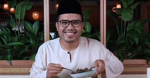 Khairul Aming bercakap dalam siaran langsung TikTok mengenai polisi tempahan Restoran Rembayung.