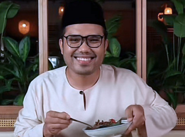 Khairul Aming bercakap dalam siaran langsung TikTok mengenai polisi tempahan Restoran Rembayung.