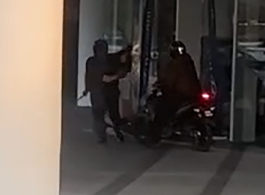 Video lelaki hampir putus tangan ditetak sekumpulan lelaki bermotosikal di Jalan Kelawai