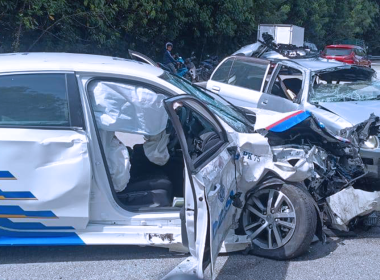Kereta polis dan Perodua Kelisa terbabit kemalangan di Puncak Jelapang, Ipoh, yang mengakibatkan kanak-kanak 3 tahun maut.