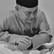 Gambar Dr Na'im Mokhtar ketika melawat Hajah Asmah.