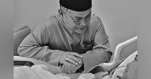 Gambar Dr Na'im Mokhtar ketika melawat Hajah Asmah.