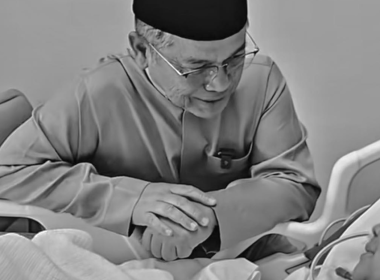 Gambar Dr Na'im Mokhtar ketika melawat Hajah Asmah.
