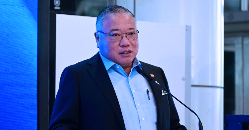 Tiong King Sing menegur layanan kurang mesra rakyat kepada pelancong.