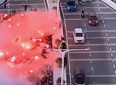 Penyokong Selangor FC berarak di Jambatan Angkat sebelum perlawanan Liga Super.